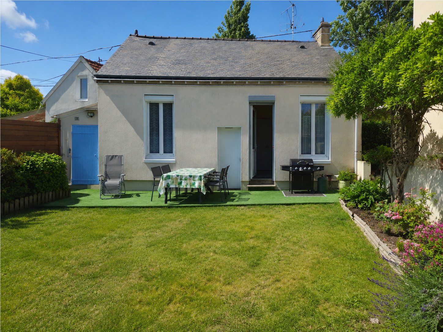 Ferienhaus und Garten