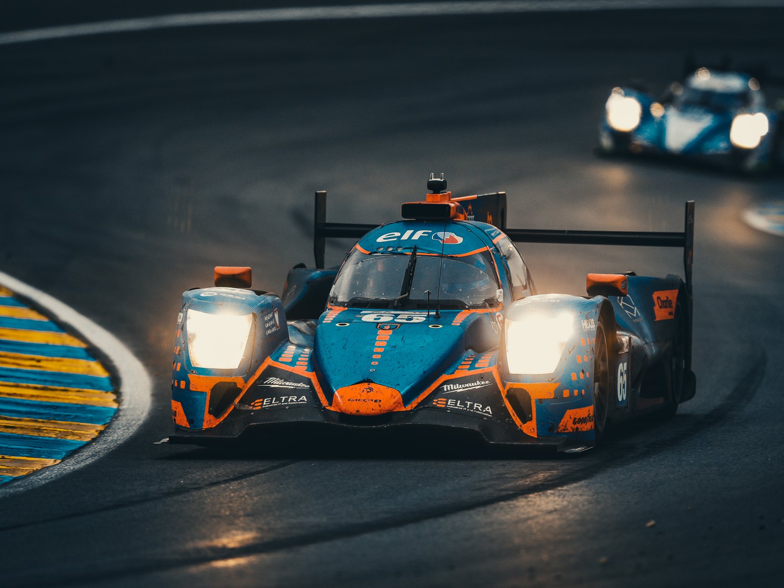 Rennwagen auf der Rennstrecke von Le Mans